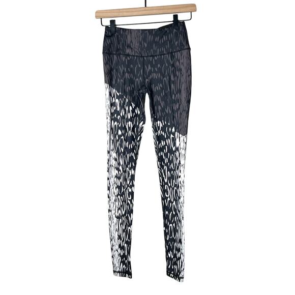 Victoria's Secret Pants - Victoria's Secret sport black white leopard athletic legging pants size XS B151